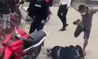 Nam sinh bị hành hung trước cổng trường (ảnh cắt từ clip)