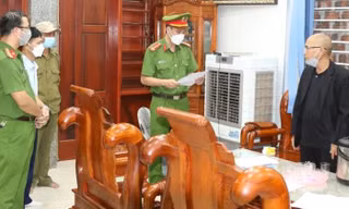 Cơ quan Công an đọc lệnh bắt đối tượng Nguyễn Hùng Quân