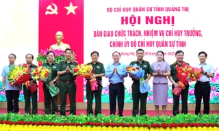 Bàn giao chức trách, nhiệm vụ Chỉ huy trưởng và Chính ủy Bộ Chỉ huy quân sự tỉnh Quảng Trị