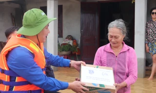 Cứu trợ hàng trăm thùng mì tôm và nước lọc cho rốn lũ Tân Ninh