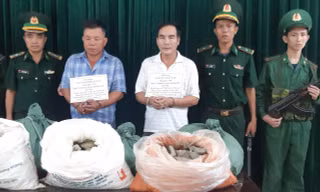 Hai đối tượng bị bắt khi vận chuyển thuốc nổ đi tiêu thụ.