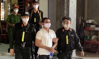 Trùm ‘cát tặc’ đánh công an rơi xuống sông ra đầu thú