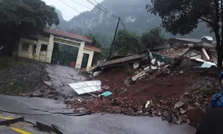 Quảng Bình: Sạt lở núi kinh hoàng, vùi lấp đồn biên phòng và xé toác QL 12A