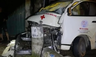 Xe cứu thương đâm gãy 3 cột điện cao thế trong đêm 