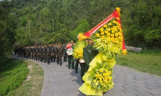 Đoàn đại biểu sĩ quan trẻ Biên phòng Việt Nam – Lào viếng mộ Đại tướng Võ Nguyên Giáp