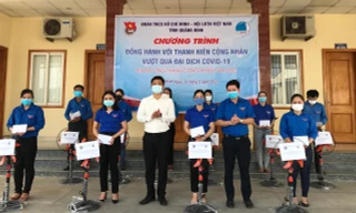 Tặng quà cho các đoàn viên thanh niên công nhân có hoàn cảnh khó khăn