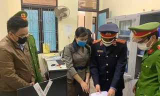 Cơ quan chức năng thực hiện các biện pháp nghiệp vụ tại phòng làm việc của bà Linh (Ảnh do cơ quan CA cung cấp).