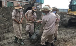 Đội xử lý bom mìn tiến hành di dời quả bom ra khỏi hiện trường.