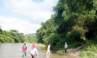 Người thân và chính quyền địa phương xã Đồng Hóa (Tuyên Hóa - Quảng Bình) đang tổ chức tìm kiếm anh Trần Văn Minh