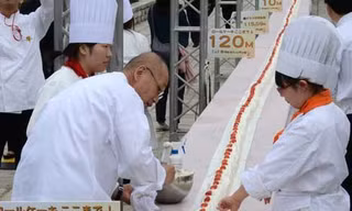 90 sinh viên cùng thợ làm bánh đang hoàn thành chiếc bánh