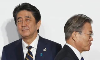 Thủ tướng Nhật Bản Shinzo Abe và Tổng thống Hàn Quốc Moon Jae-in. (Ảnh: Reuters)