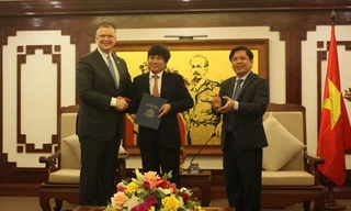 Đại sứ Daniel J. Kritenbrink, Bộ trưởng Giao thông Vận tải Nguyễn Văn Thể và các đại biểu tại buổi gặp gỡ. (Ảnh: ĐSQ Mỹ)