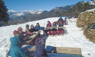 Tuyết rơi không ngừng, học sinh vẫn ngồi học giữa trời 