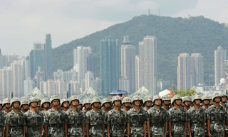 Lực lượng đồn trú ở Hong Kong tham dự một sự kiện kỷ niệm hồi tháng 6. (Ảnh: Reuters)