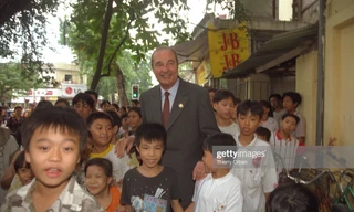 Tổng thống Pháp Jacques Chirac với trẻ em Hà Nội trong chuyến thăm năm 1997. (Ảnh: Getty Images)