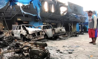 Hiện trường một vụ đốt phá trước trụ sở ở thủ phủ của Papua hôm 30/8. (Ảnh: Reuters)