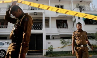 Lực lượng an ninh Sri Lanka canh gác bên ngoài nhà một nghi phạm của vụ đánh bom dịp lễ Phục sinh (Ảnh: Reuters)