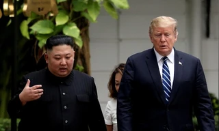 Tổng thống Mỹ Donald Trump và Chủ tịch Triều Tiên Kim Jong Un trong cuộc gặp ở Hà Nội. (Ảnh: Reuters)