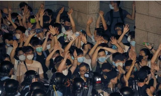 Người dân Hong Kong xuống đường ngày 9/6. (Ảnh: AP)