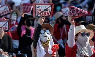 Nhiều phụ nữ Hàn Quốc đã xuống đường biểu tình phản đối hành động đăng tải video khiêu dâm trái phép. (Ảnh: Korea Herald)