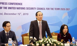 Thứ trưởng Lê Hoài Trung (giữa) trong cuộc họp báo ngày 12/12. (Ảnh: TTXVN)