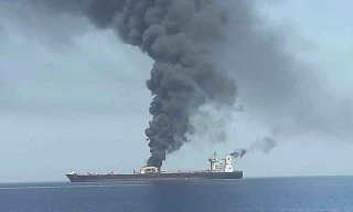 Tàu chở dầu Iran trúng 2 tên lửa 