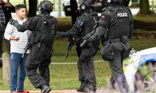 Cảnh sát chặn một người dân tiếp cận hiện trường vụ khủng bố. (Ảnh: Reuters)