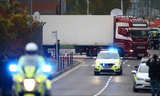 Hiện trường phát hiện chiếc xe tải chở 39 người đã thiệt mạng. (Ảnh: Reuters)