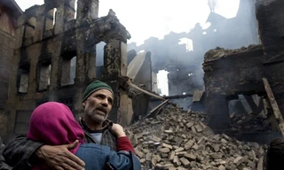 Một tòa nhà trên vùng Kashmir bị đánh sập khi Ấn Độ và Pakistan tấn công nhau. (Ảnh: AP)