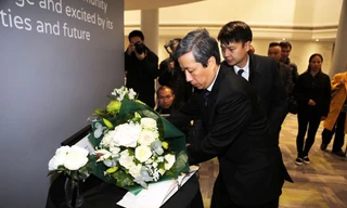 Đại sứ Việt Nam tại Anh Trần Ngọc An tưởng niệm các nạn nhân