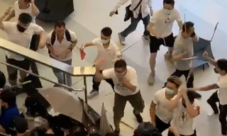 Nhóm côn đồ mặc áo trắng dùng gậy sắt tấn công người dân Hong Kong tại một ga tàu điện ngầm vào cuối tuần trước. (Ảnh: SCMP)