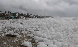 Nhiều trẻ em vô tư chơi đùa với bọt biển độc hại. (Ảnh cắt từ clip)