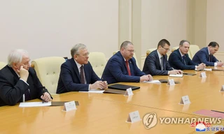 Một đoàn quan chức Quốc hội Nga trong chuyến thăm Bình Nhưỡng hôm 20/3. (Ảnh: Yonhap)