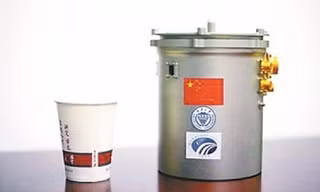 Chiếc bình được thiết kế để hỗ trợ hạt rau và trứng sâu tằm phát triển trên bề mặt Mặt trăng. (Ảnh: CNSA)