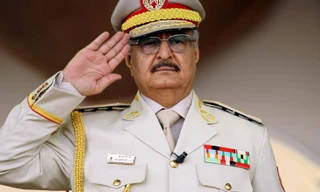 Tướng Khalifa Haftar trong một lễ duyệt binh ở Benghazi vào tháng 5/2018. (Ảnh: CNN)