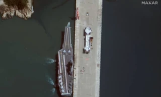 Tàu sân bay Sơn Đông của Trung Quốc tại căn cứ hải quân ở Hải Nam. (Ảnh: Reuters)