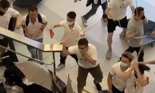 Đám người mặc áo trắng tấn công người dân Hong Kong ở ga tàu điện ngầm lúc đêm muộn. (Ảnh chụp từ clip)