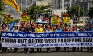 Một cuộc biểu tình trước đại sứ quán Trung Quốc ở Manila ngày 12/7. (Ảnh: Getty Images