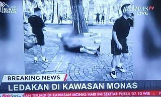 Hình ảnh trên đài truyền hình Indonesia về hiện trường vụ tấn công. (Ảnh: CNA)