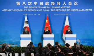 Lãnh đạo 3 nước Trung Quốc, Nhật Bản và Hàn Quốc trong cuộc họp báo chung ngày 24/12. (Ảnh: Reuters)