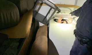 Một người trốn trong máy giặt bị phát hiện. (Ảnh: CNN)