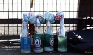 Một số quả bom xăng do người biểu tình Hong Kong chuẩn bị. (Ảnh: Reuters)