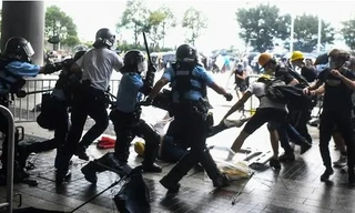 Cảnh sát Hong Kong đang bị chỉ trích sử dụng vũ lực quá đà với người biểu tình. (Ảnh: CNA)