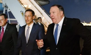 Ngoại trưởng Mỹ Mike Pompoe (phải) hoãn chuyến đến Đức để thăm Baghdad. (Ảnh: BBC)