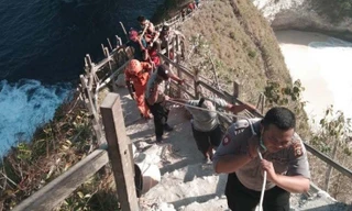 Thi thể du khách người Việt được lực lượng cứu hộ đưa lên từ vách đá. (Ảnh: Nusabali.com)