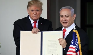 Tổng thống Mỹ Donald Trump và Thủ tướng Israel Benjamin Netanyahu cùng giơ quyết định của Mỹ công nhận chủ quyền của Irael đối với Cao nguyên Golan hôm 25/3. (Ảnh: AP)