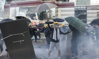 Cảnh sát bắn hơi cay vào người biểu tình hôm 5/8. (Ảnh: SCMP)
