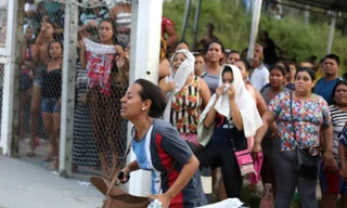 Thân nhân của một tù nhân phản ứng sau khi nghe tin người thân của họ bị siết cổ chết trong tù. (Ảnh: Reuters)