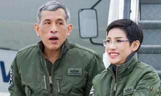 Bà Sineenat Wongvajirapakdi bên cạnh Nhà vua trước khi bị phế truất. (Ảnh: Hoàng gia Thái Lan)