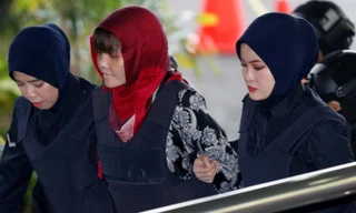 Đoàn Thị Hương bị dẫn ra tòa. (Ảnh: Reuters)